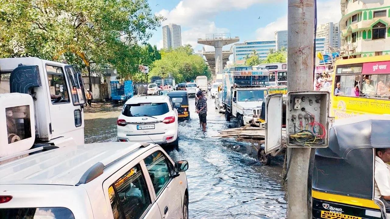 Mumbai: After 40 minutes of rainfall, Bhandup-Sonapur junction gets waterlogged
The scene at the Bhandup-Sonapur junction on Thursday night (June 9) washed away the BMC’s claims made just a few days ago—‘Mumbai won’t flood even if it rains at 60-70 mm per hour’. However, after just 40 minutes of rainfall, the junction was waterlogged and the rainwater hadn’t completely receded even by the next day. This caused heavy traffic jams on the LBS road, which could be cleared only by Friday afternoon (June 10).