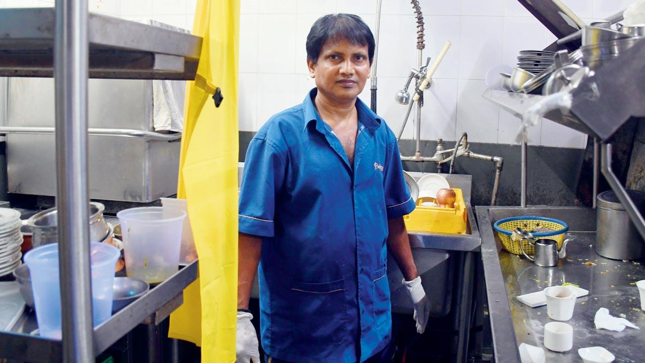 Arun Nath, originally from Kolkata, works 14 hours a day, and sleeps in the Dadar restaurant where he works as moriwala to save on rent. He is able to send his entire salary to his family because service charge takes care of his day-to-day expenses, and the EMI of an insurance policy
