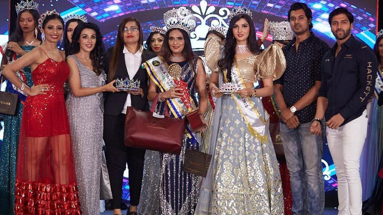 Mrs Kavita Kedia is the Winner of Platinum category in Mrs. Royal Global Queen Season 2