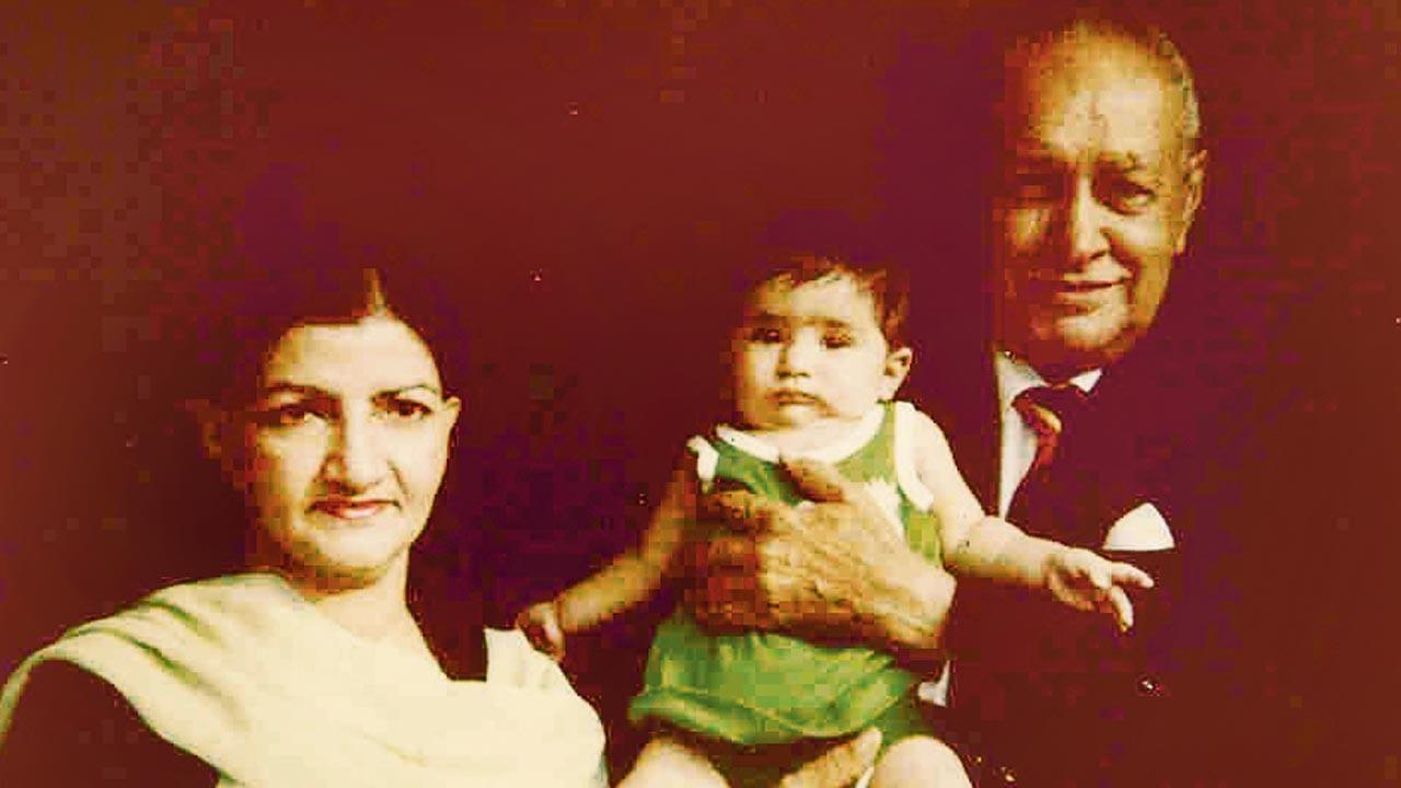 Lall Singh with Tariq Shamsi’s mother and his niece. Pic courtesy/Personal collection of Tariq Shamsi
