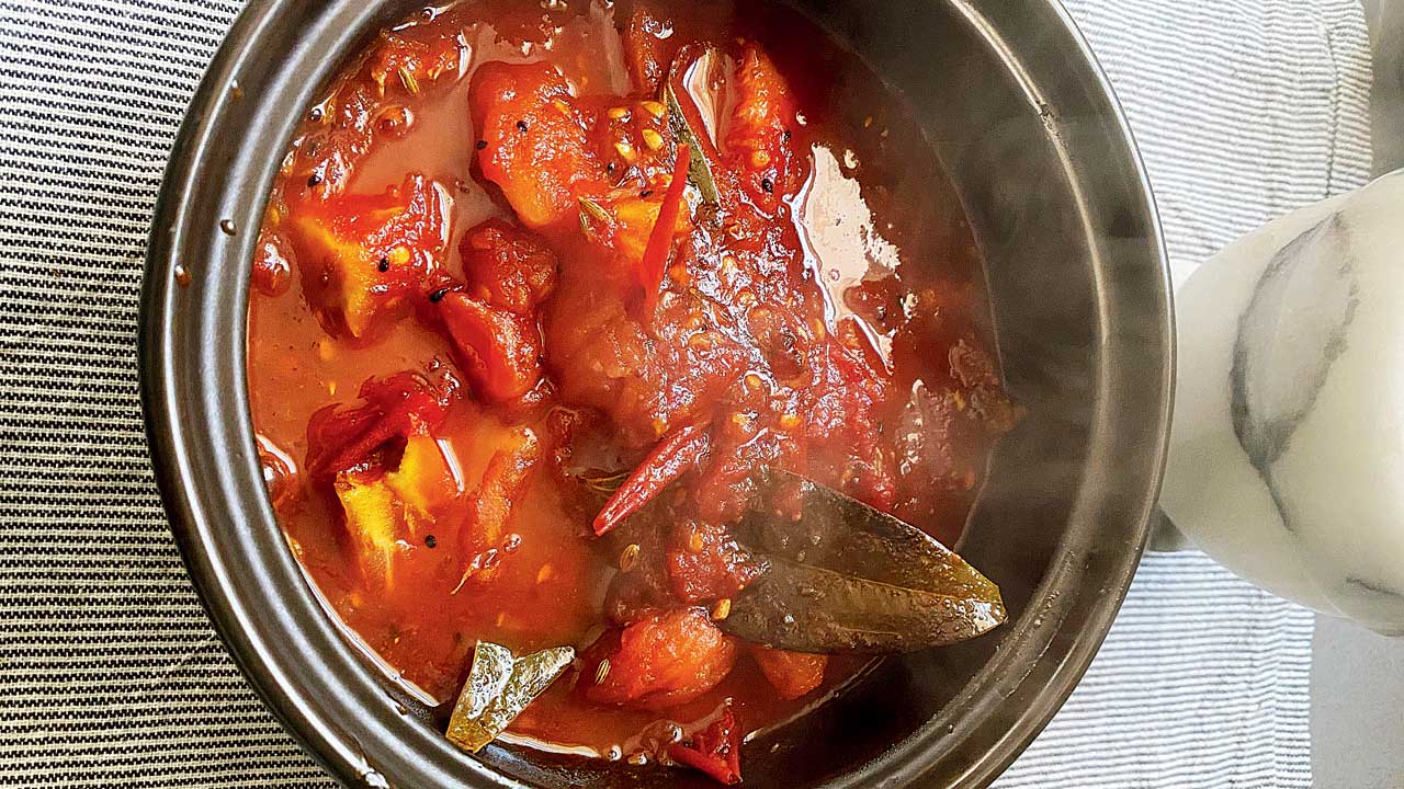 Spicy tomato chutney with ginger, garlic and thai chilies