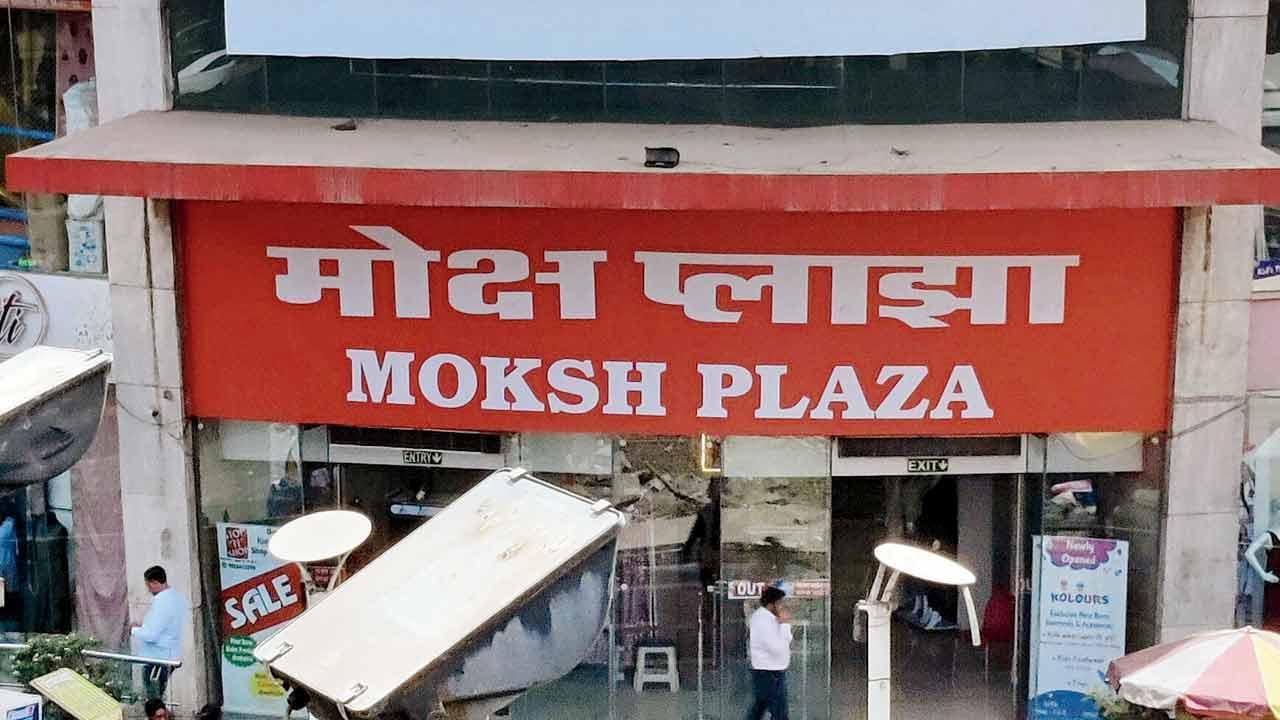 Mumbai: Shopkeepers want six more months to fix Marathi signboards