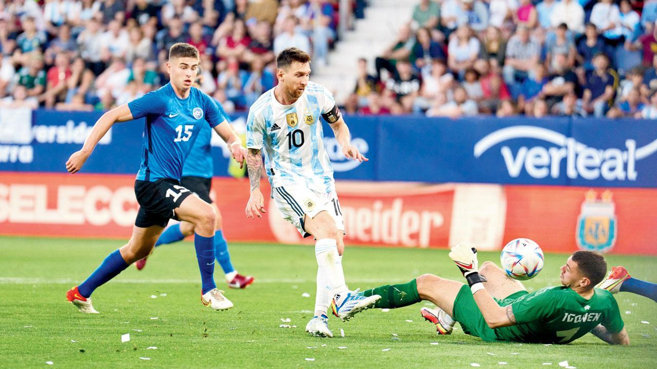 High five for Messi as Argentina thump Estonia