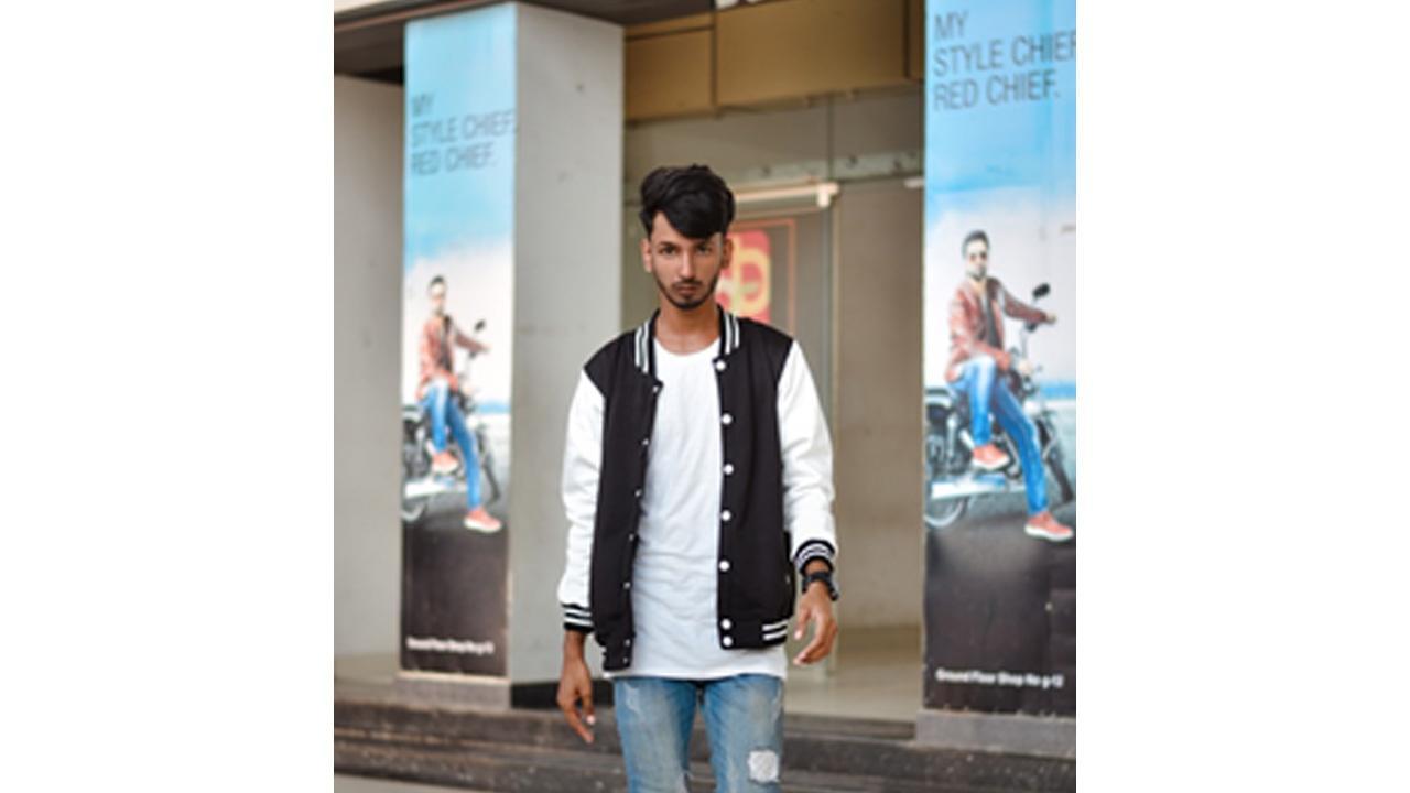 Meet young entrepreneur and artist Nikhil Priyansh, who is bringing change in the country and the world through digital revolution