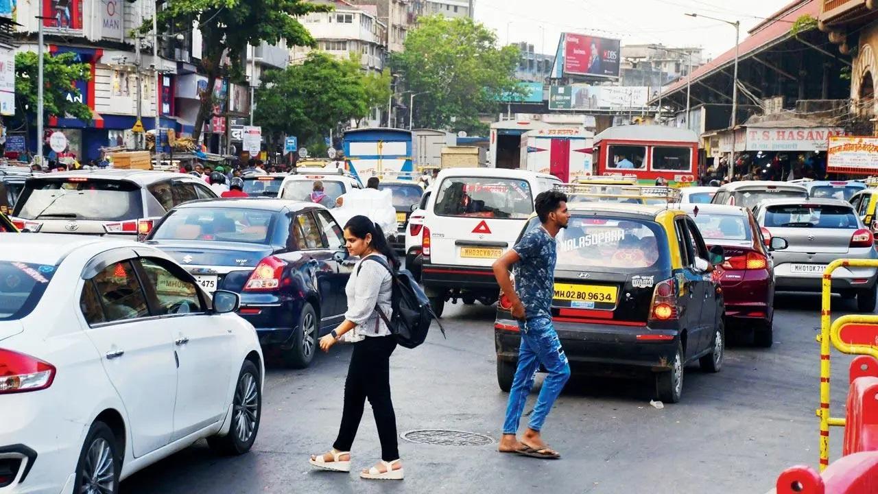 No-honking day? What’s that, ask Mumbai motorists
As the ‘No Honk Day’ drive announced by Mumbai Commissioner of Police Sanjay Pandey kicked off on Wednesday (June 1), mid-day decided to see how this rule was being implemented. As per the drive, every Wednesday will be observed as No Honk Day, and those found violating it will face strict action. However, on the ground, the situation did not change much as most Mumbaikars were unaware of it and were shocked to learn that honking could attract fines. Motorists also shared that it was impossible to not honk in a crowded city like Mumbai where no one abides by the rules.