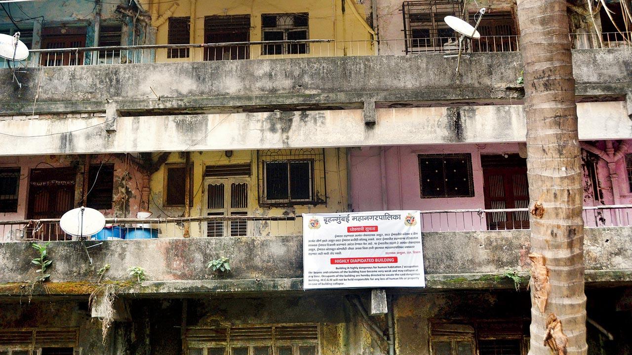 After the collapse, BMC has put up a notice saying all the wings of the buildings in the society are dangerous. Pic/Sayyed Sameer Abedi