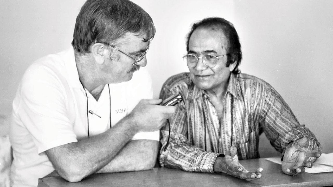 Sports writer Ron Reed interviews Pakistan batting legend Hanif Mohammad on Australia’s 1998 tour of Pakistan. PIC/MARK RAY