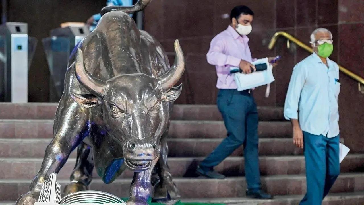 Sensex climbs 781 points to 53,509.50 in early trade