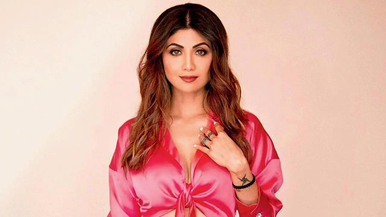 Watch video: Shilpa Shetty enjoys Sunday with daughter Samisha feeding  ducks in London