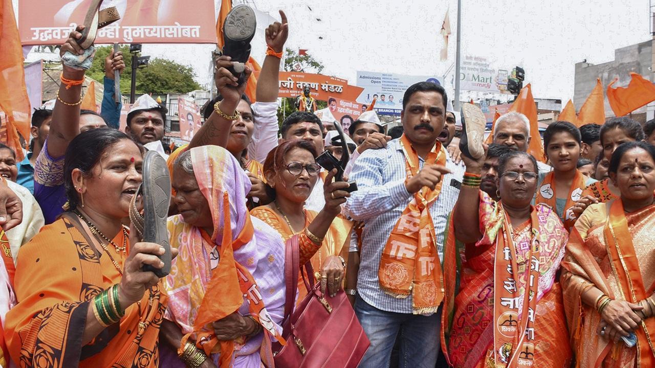 Shiv Sena workers stage protest against rebel MLAs in Osmanabad, Nanded