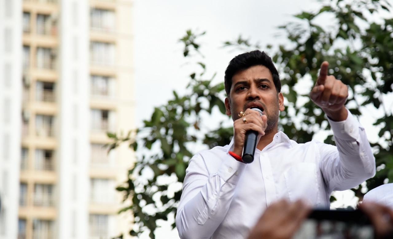 Among those who addressed the gathering was Shinde's son Shrikant Shinde, who is Sena MP from Kalyan here and whose Ulhasnagar office was pelted with stones during the day by 8-10 men shouting pro-Thackeray slogans. Pic/Sameer Markande