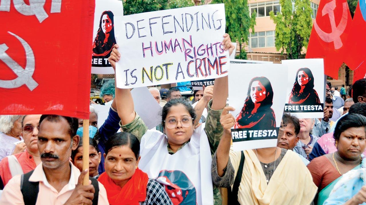 Mumbai: Activists hold 'Free Setalvad' rally outside Dadar station