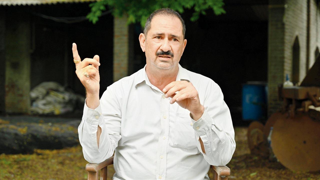 ↑ Yezdi Patel, who has a chikoo farm in the Dahanu-Gholvad belt of Palghar district, says his crop yield has dropped by 70 per cent in the last 20 years. Pics/Hanif Patel