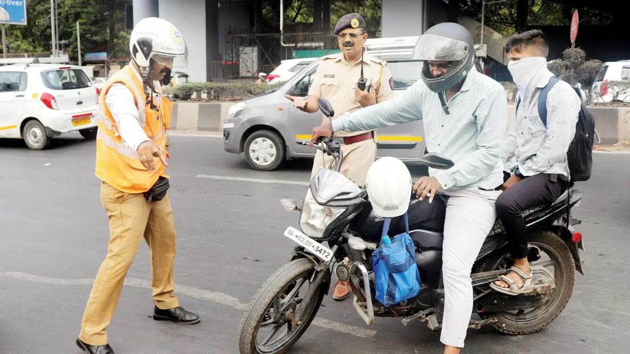 Mumbai: 3,431 fined on Day 1 of action against helmetless bikers and pillion riders
As many as 3,431 pillion riders were fined by traffic police on Day 1 of action against bikers and pillion riders without helmets. Riders were unhappy with the move and said helmets for pillion riders are unnecessary. On May 25, the police commissioner had instructed traffic cops to take action against bikers whose pillion riders were not wearing helmets. The traffic department had given 15 days’ time to bikers for compliance, failing which they would be penalised.
