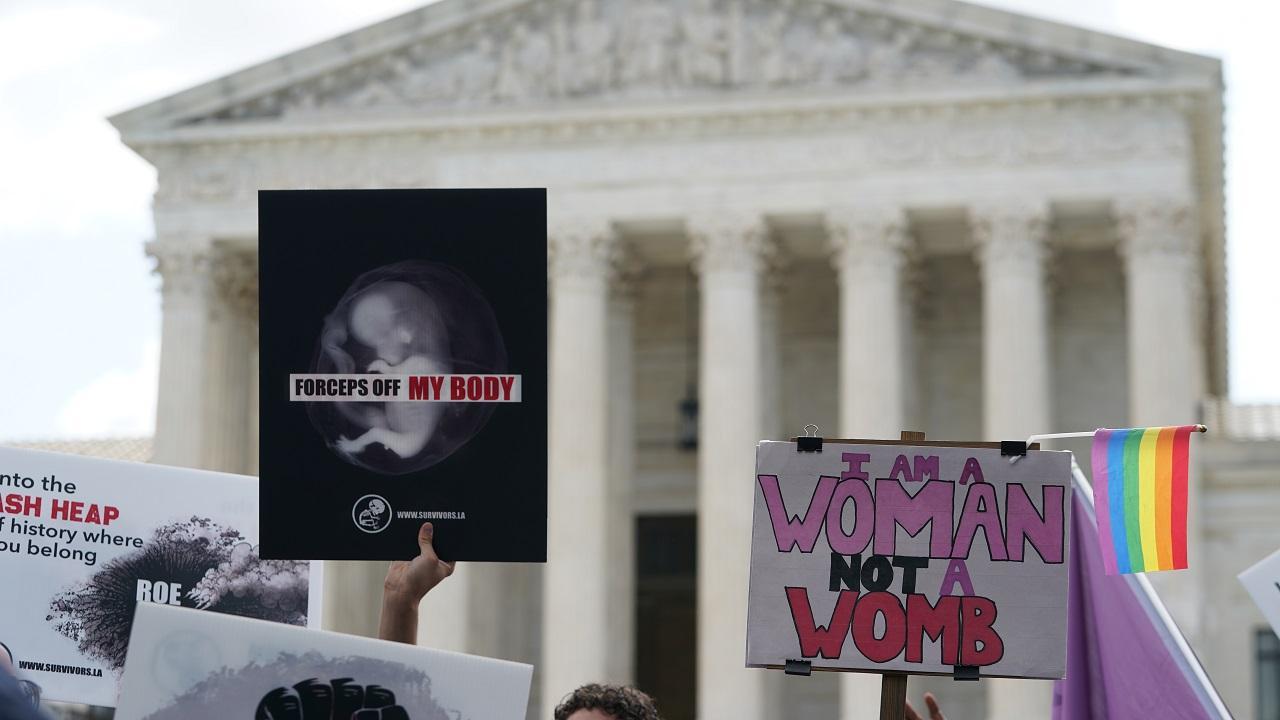 US: Supreme Court overturns Roe vs Wade states can ban abortion