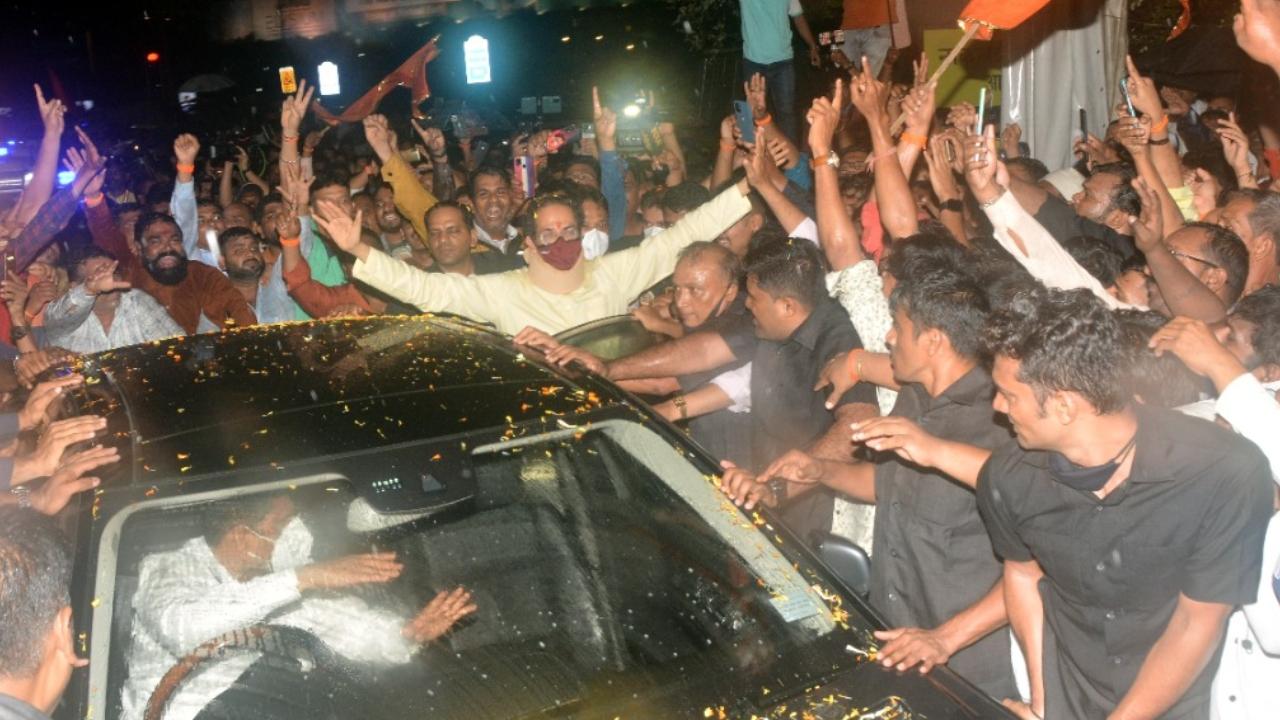 After reaching his family home 'Matoshree' in Mumbai on Wednesday, Maharashtra Chief Minister Uddhav Thackeray greeted hundreds of Shiv Sena supporters gathered outside his residence. Pic/Ashish Raje