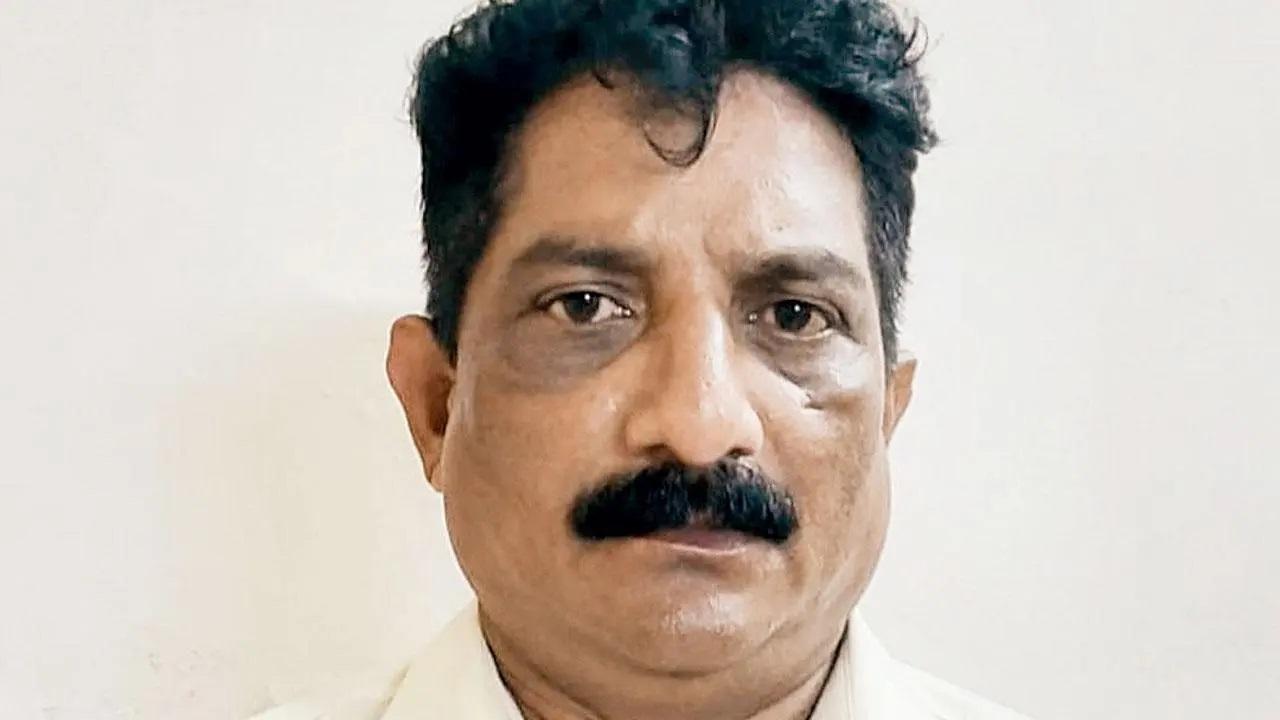 <p><strong>Mumbai: Dismissed constable who found a career in crime, arrested</strong></p>
<p>A dismissed police constable Uttam Keshav More was arrested by Unit 12 of the crime branch on June 3 for extorting money from people. The Crime Branch found a police ID card in his possession that he used to threaten people with. The police said the accused has looted many people in the past in Dahisar, Kandivli and Borivli and also taken gold jewellery and valuables from some.</p>