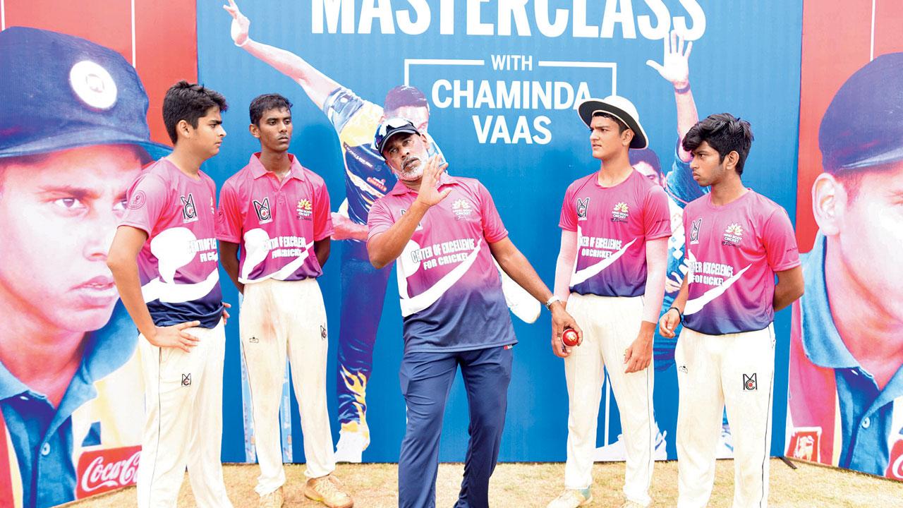 Chaminda Vaas interacts with young fast bowlers at Kalina