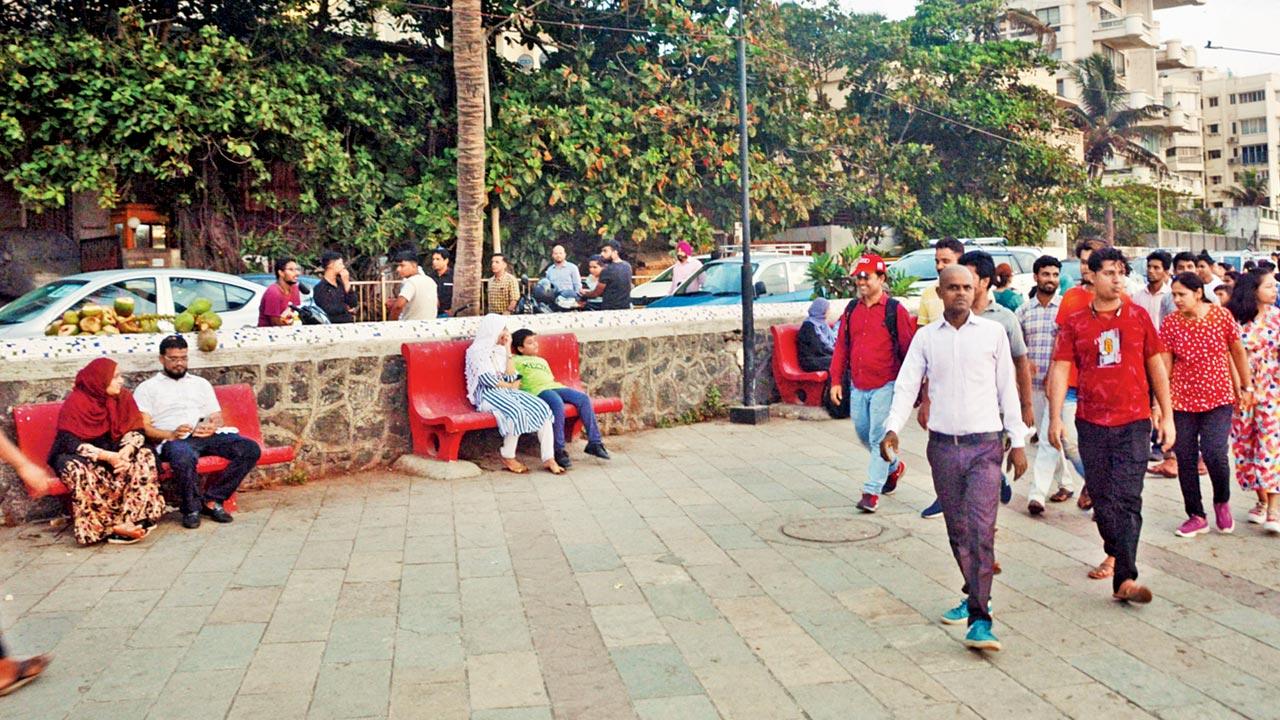Benches on the promenade, on one of which the note was left, according to Salim Khan