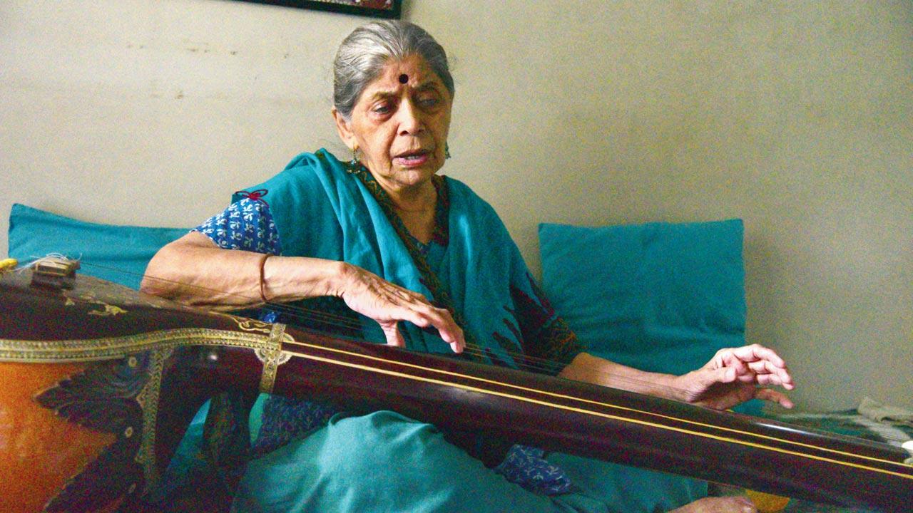 Gwalior gharana dean Neela Bhagwat, who prefers the accompaniment of the sarangi to the harmonium, while singing, says: 