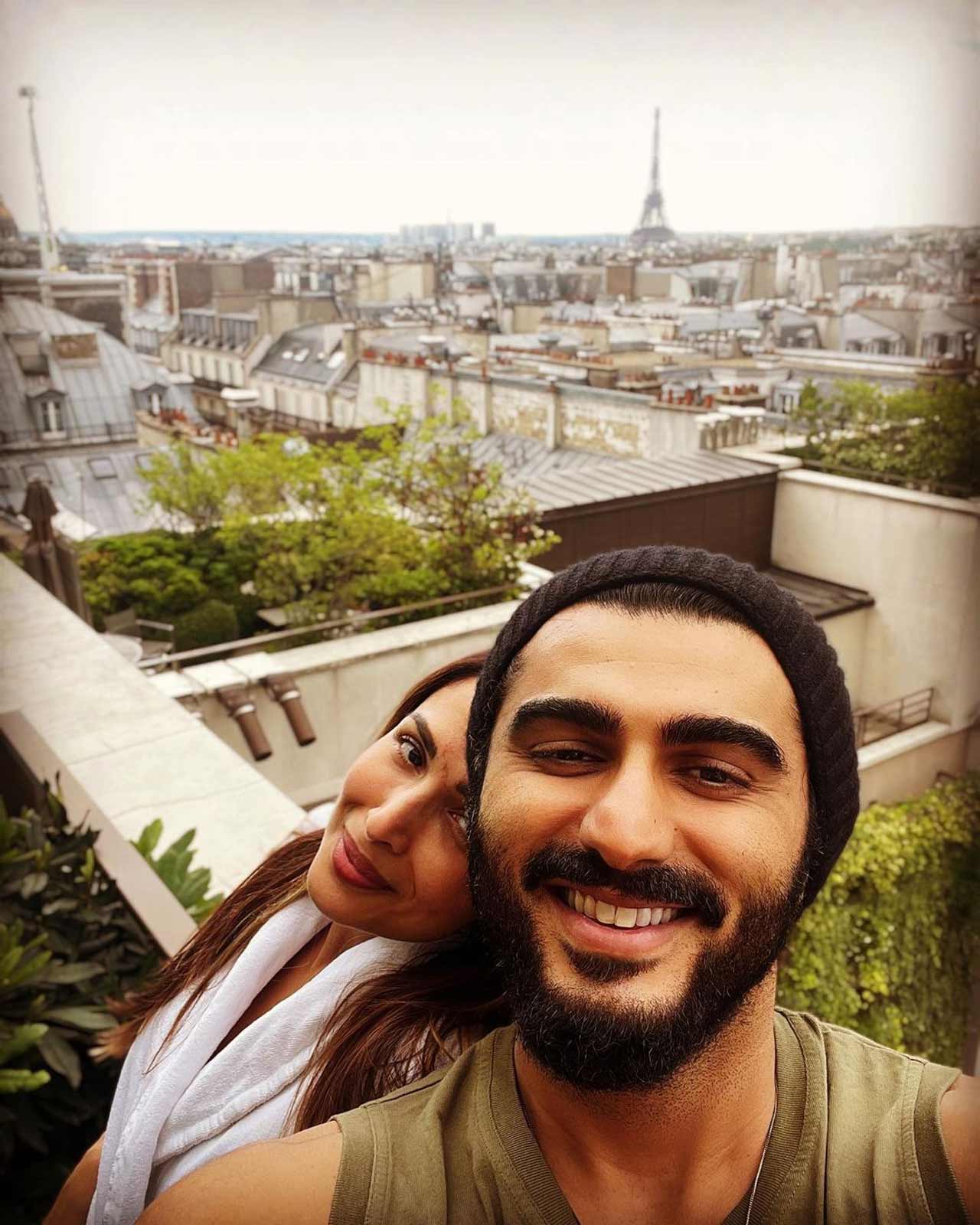 Malaika pointed at the distant Eiffel Tower in the fifth picture as Arjun seemed to slightly raise his eyebrows as if amused. Both the actors looked completely in love, while the beautiful backdrop of Paris made the picture absolutely perfect