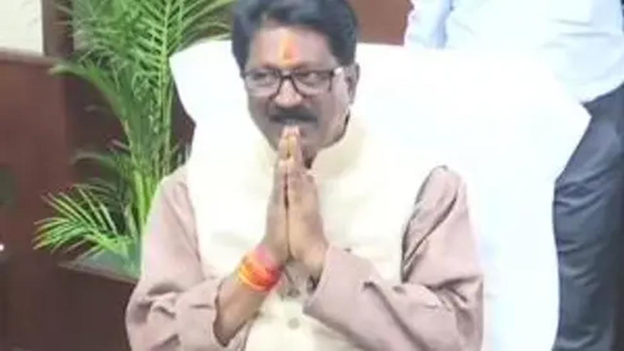 Shiv Sena to send notices to rebels; seeks disqualification of four more MLAs