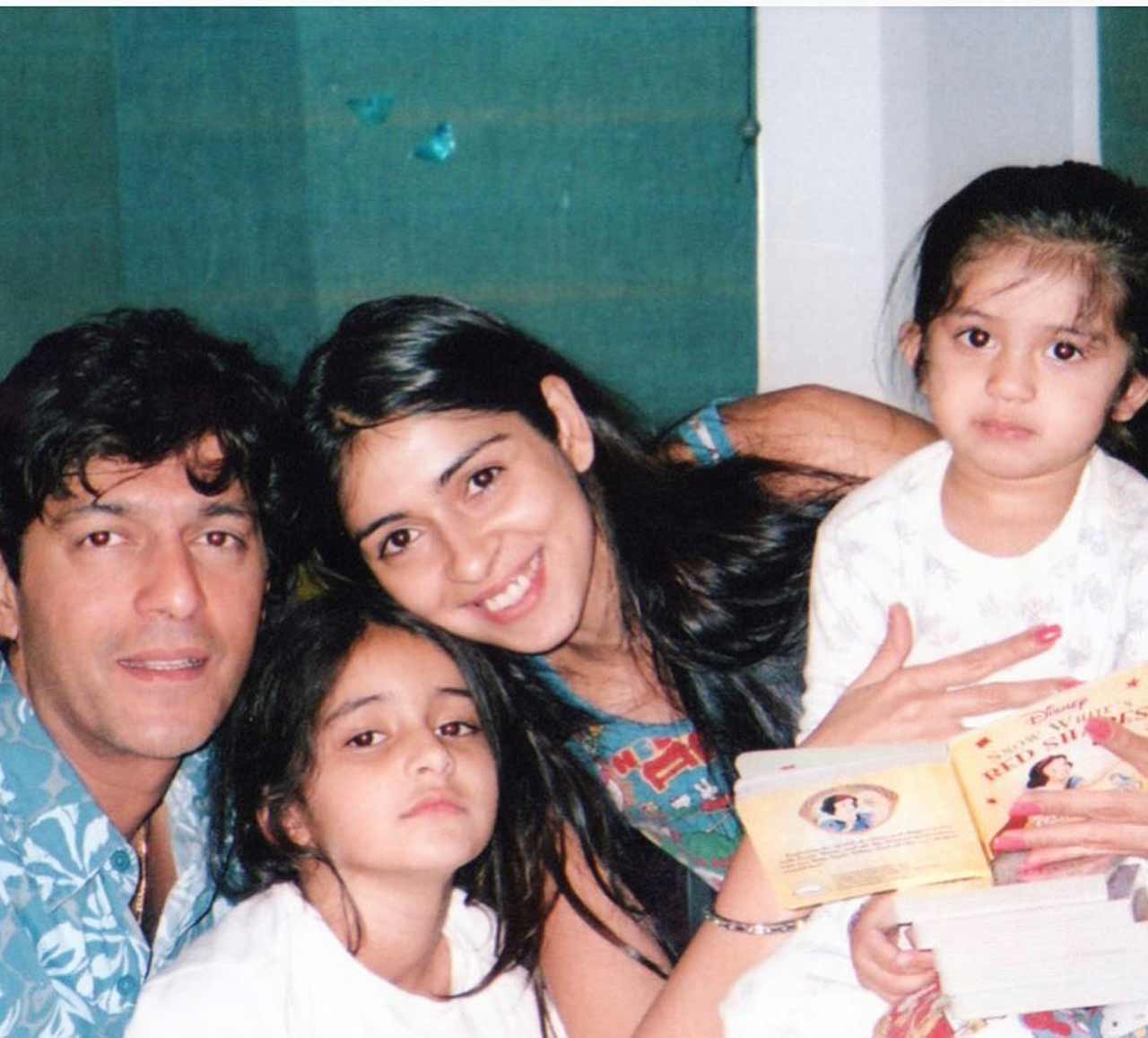 In this throwback photo, Bhavana is seen posing happily with her strength - her family - Chunky Pandey, Ananya Panday, Rysa Panday