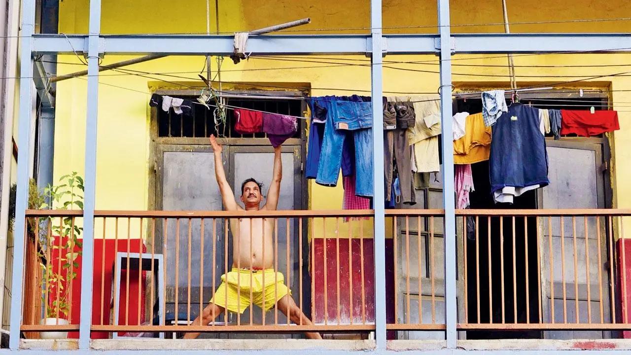 Ghar ghar ki kahaani: Take inspiration from this man, who turns his balcony at Fort into a makeshift exercise area. Pic/Atul Kamble