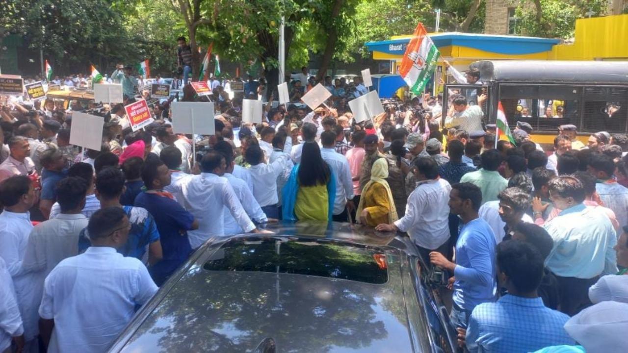 Apart from Mumbai, Congress leaders and workers marched to the ED's office in Seminary Hills area in Nagpur and staged a huge demonstration.