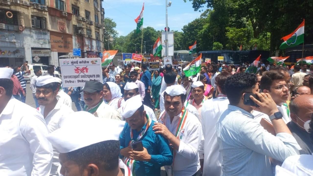The party legislators and workers in other parts of Vidarbha also staged protests.