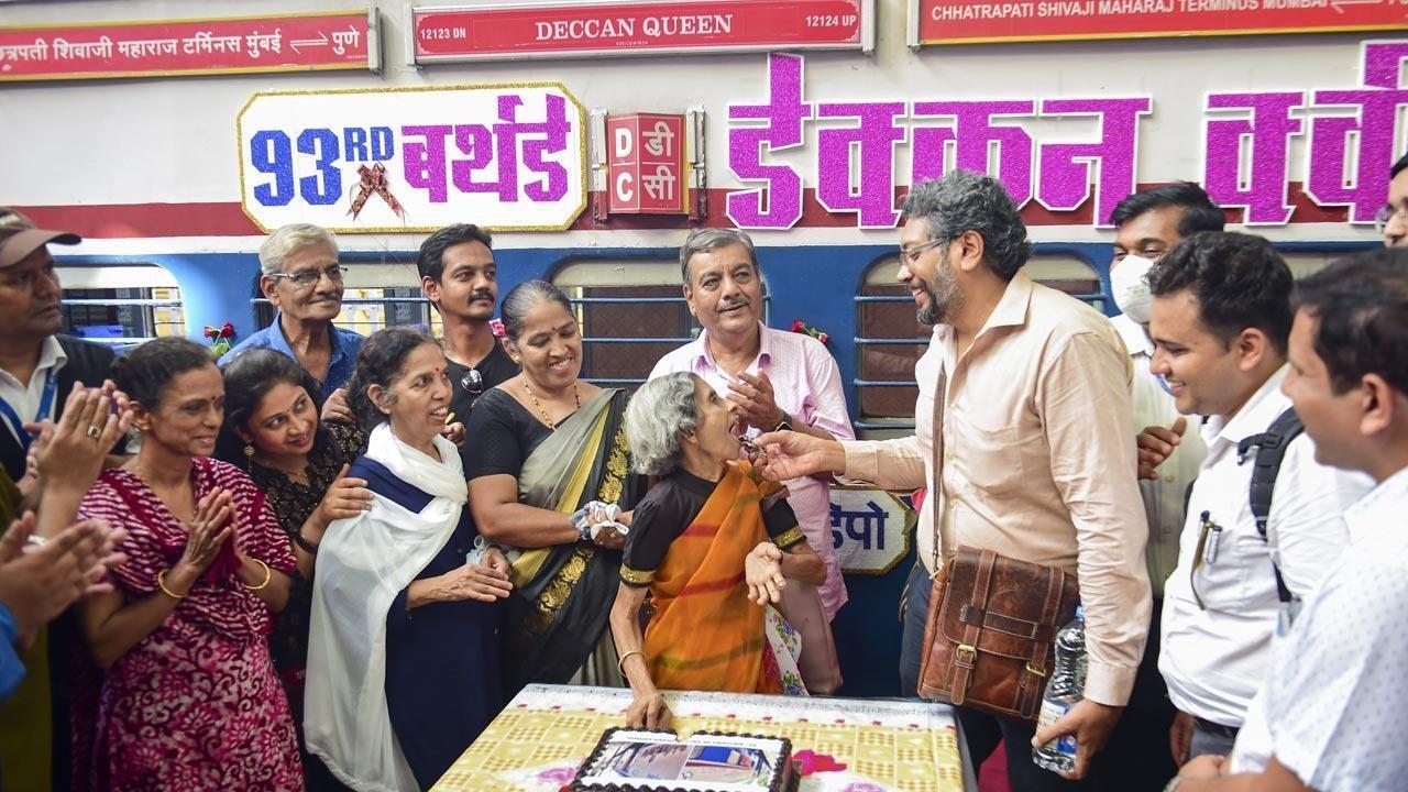 India's first deluxe train Deccan Queen from Mumbai to Pune completes 92 years
India's first deluxe train, the Deccan Queen Express which connects two major cities of Maharashtra, Pune and Mumbai, on Wednesday completed 92 years of service.