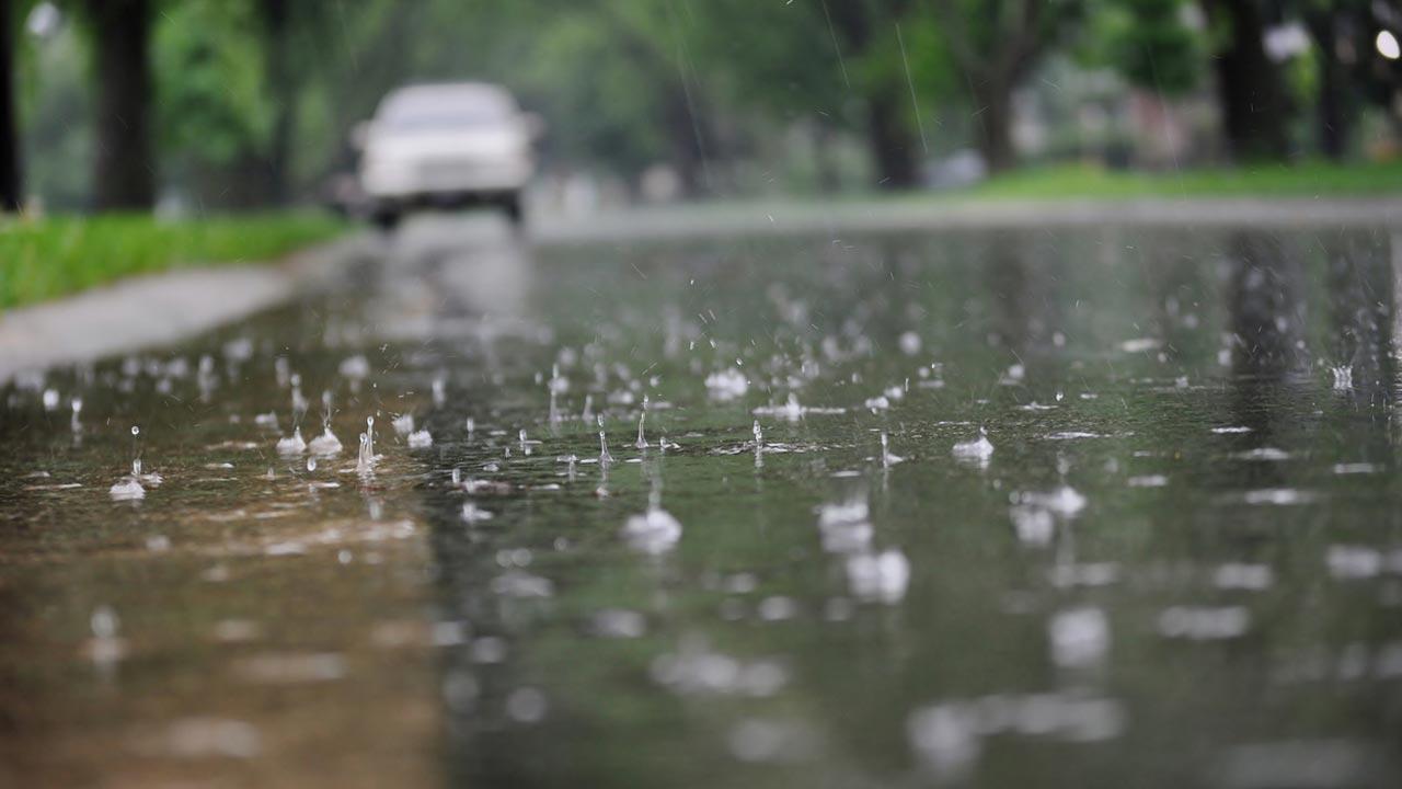 Delhi: Rain lashes several parts of city