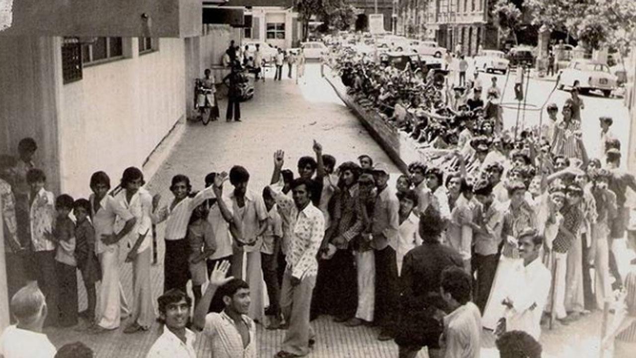 Amitabh Bachchan shares a picture of a mile long queue for his 1978 blockbuster 'Don'