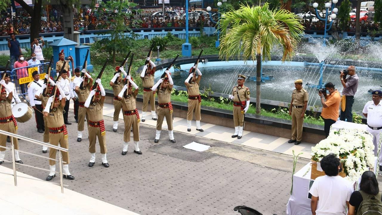 The celebrated singer received the honour of gun salute at his last rites. Here's a picture of the same.