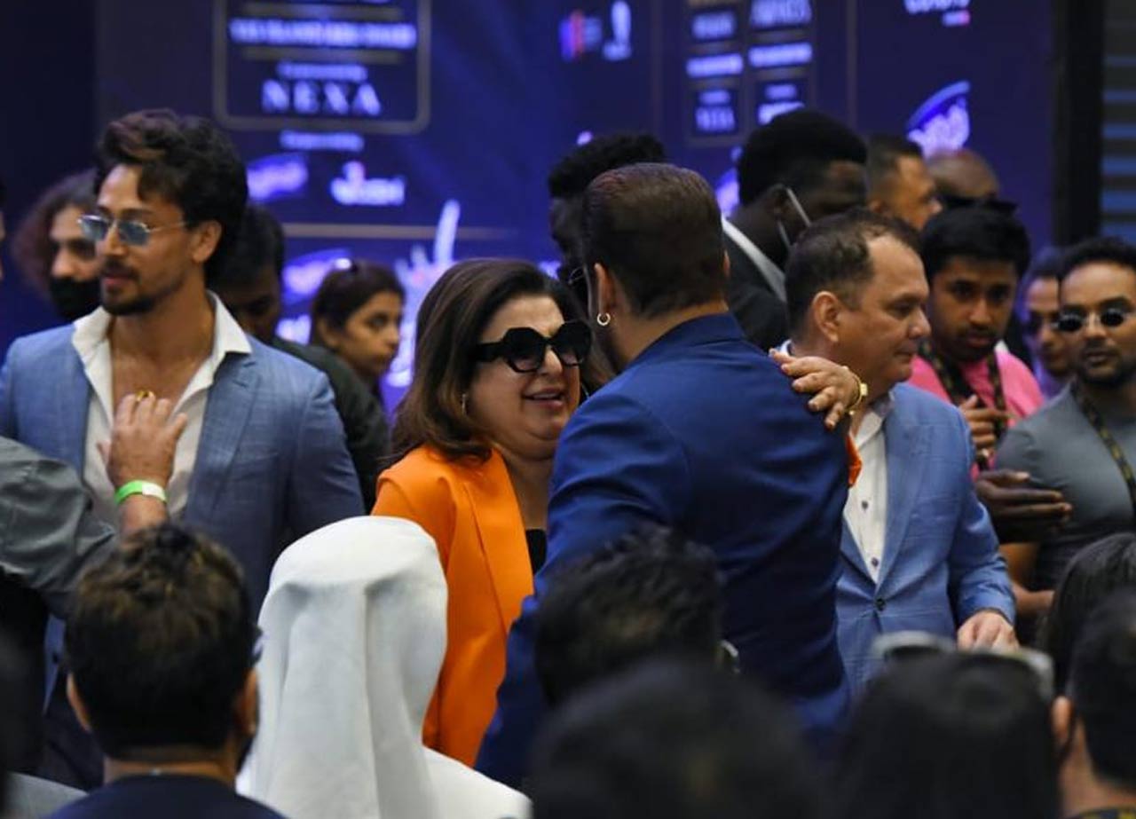 Salman Khan and Farah Khan are engaged in a rather amusing conversation in this candid moment. The duo have worked together on films like Har Dil Jo Pyar Karega, Mujhse Shaadi Karogi, Jaan-E-Mann, Tees Maar Khan, Dabangg, and many more