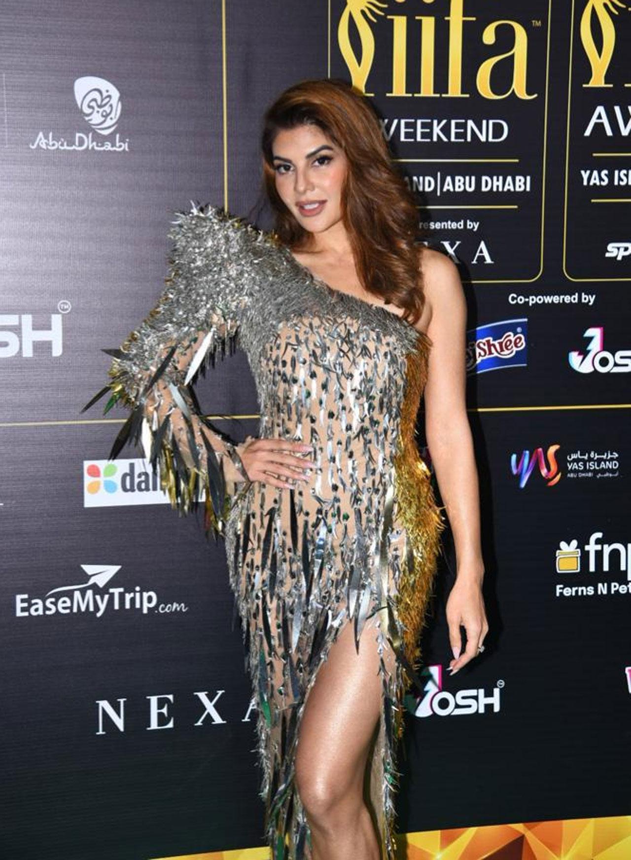 Jacqueline Fernandez shone in her shimmery golden and silver dress and nailed the green carpet appearance with her smoldering looks. Last seen in Attack- Part 1, she now has CirKus, Kick 2, Vikrant Rona, and Ram Setu coming up