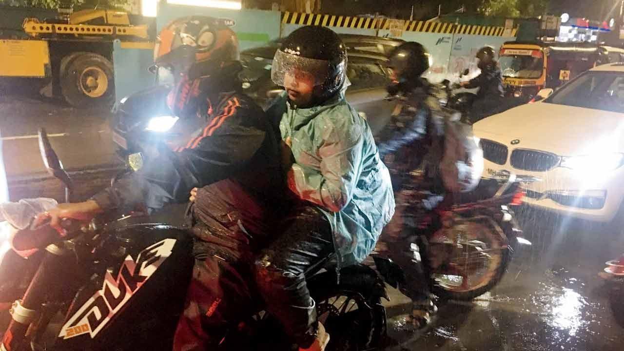 Weather update: Rain, thunderstorms likely in Mumbai in next two days
Mumbai will further cool down in the next one or two days, with the Indian Meteorological Department predicting light and moderate rain and thunderstorms in the city. The temperature in the city has already dropped from 35 degrees Celsius a few days ago to 33.2 degrees. Meteorologists say monsoon in the country will gain momentum in the second half of this month.