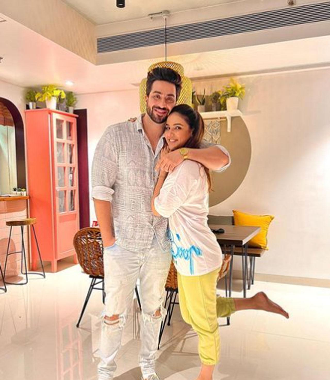 As Jasmin Bhasin stepped into her new house, Aly Goni wrote- 