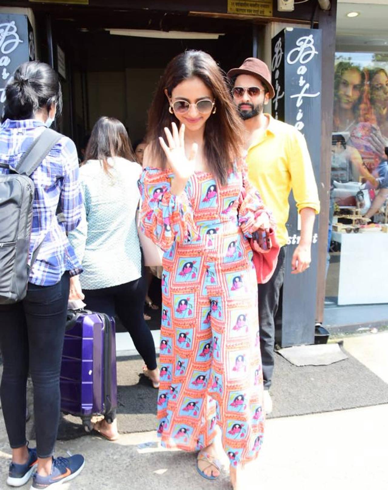 Both Rakul Preet Singh and Jackky Bhagnani were dressed in cool yet casual attires. The duo has been spotted together on multiple occasions before