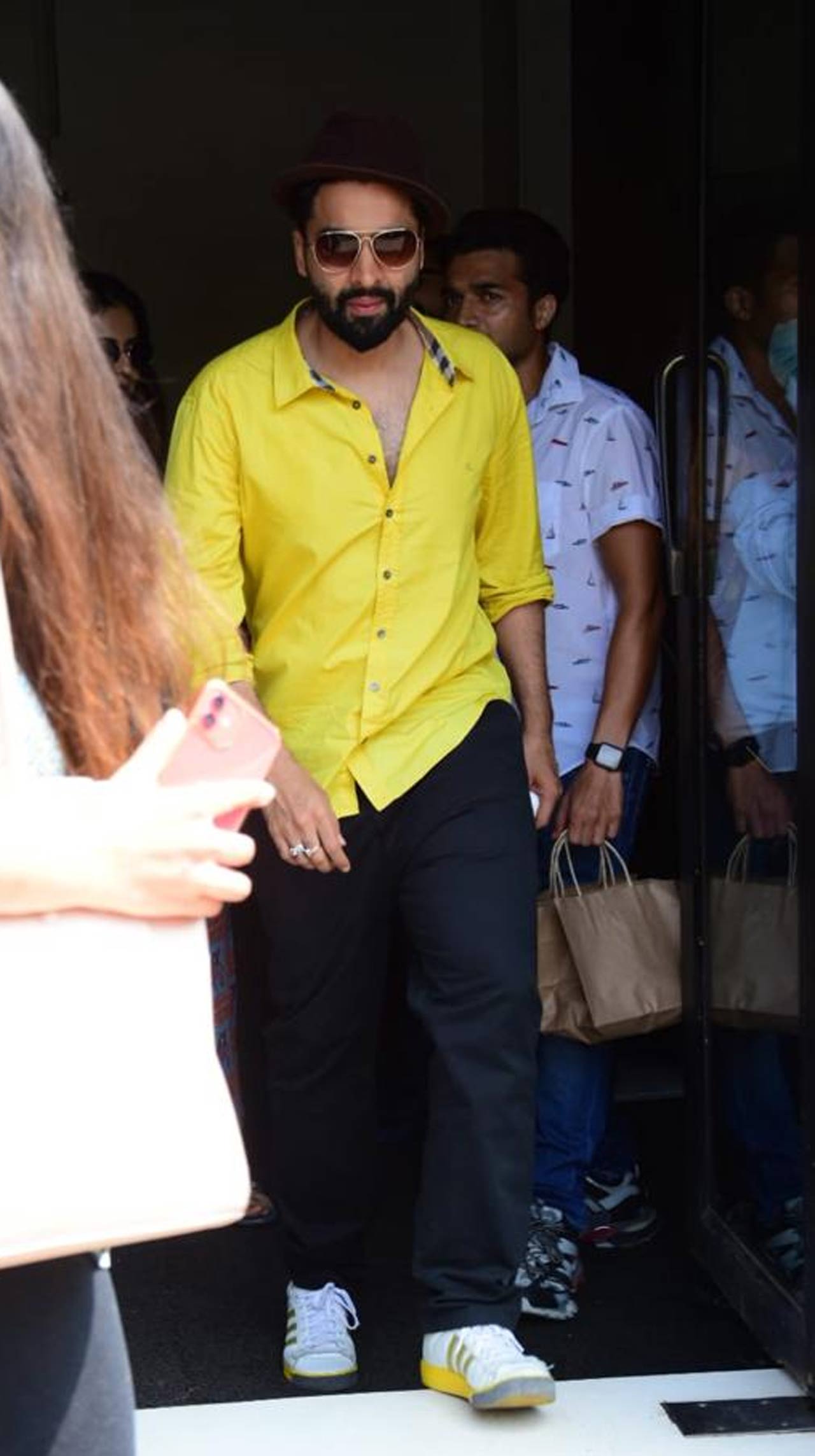 Rakul Preet Singh and Jackky Bhagnani paid a visit to the Taj Mahal, Agra recently. Several videos and pictures had been doing the rounds on the internet in which the couple could be seen visiting the historical monument
