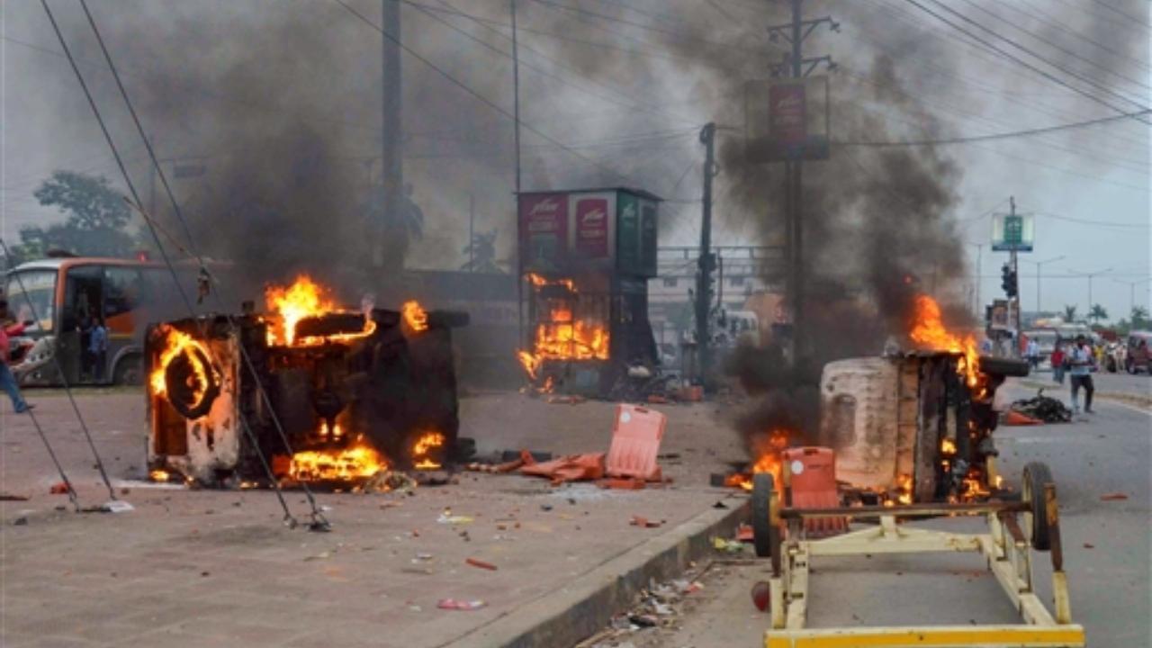 West Bengal: Violence in Howrah's Panchla Bazaar area; protesters clash with police, houses gutted