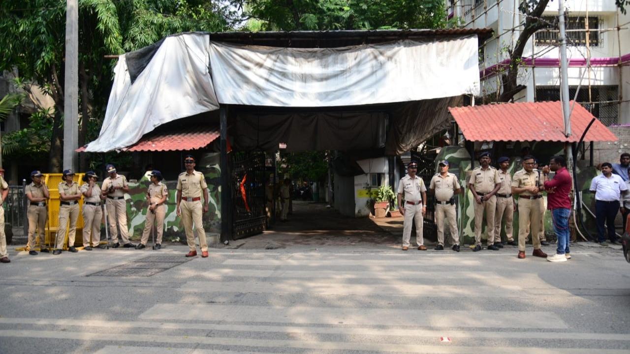 Heavy police deployment outside Matoshree, Bandra. Pic/Pradeep Dhivar