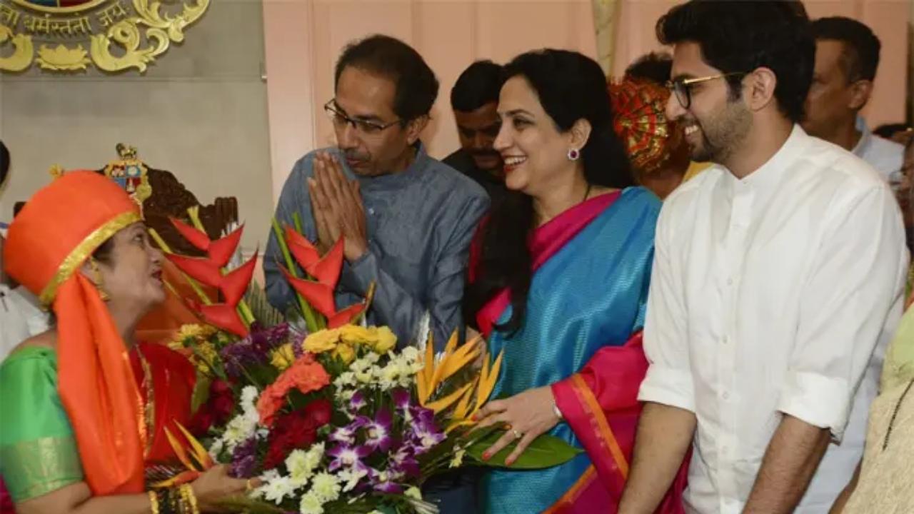 Rebel MLAs' wives calling Rashmi Thackeray to get their husbands to return, says former Mumbai Mayor