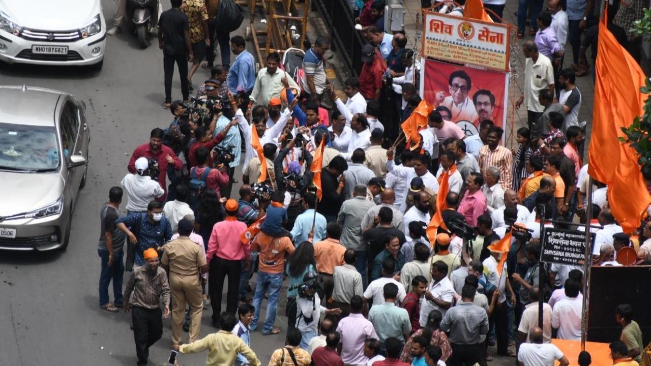 Maharashtra: Shiv Sena workers protest against party rebels