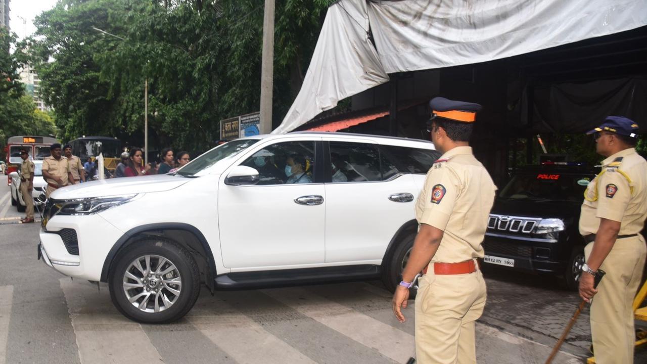 Mumbai: Maha Vikas Aghadi leaders meet Uddhav Thackeray at Matoshree