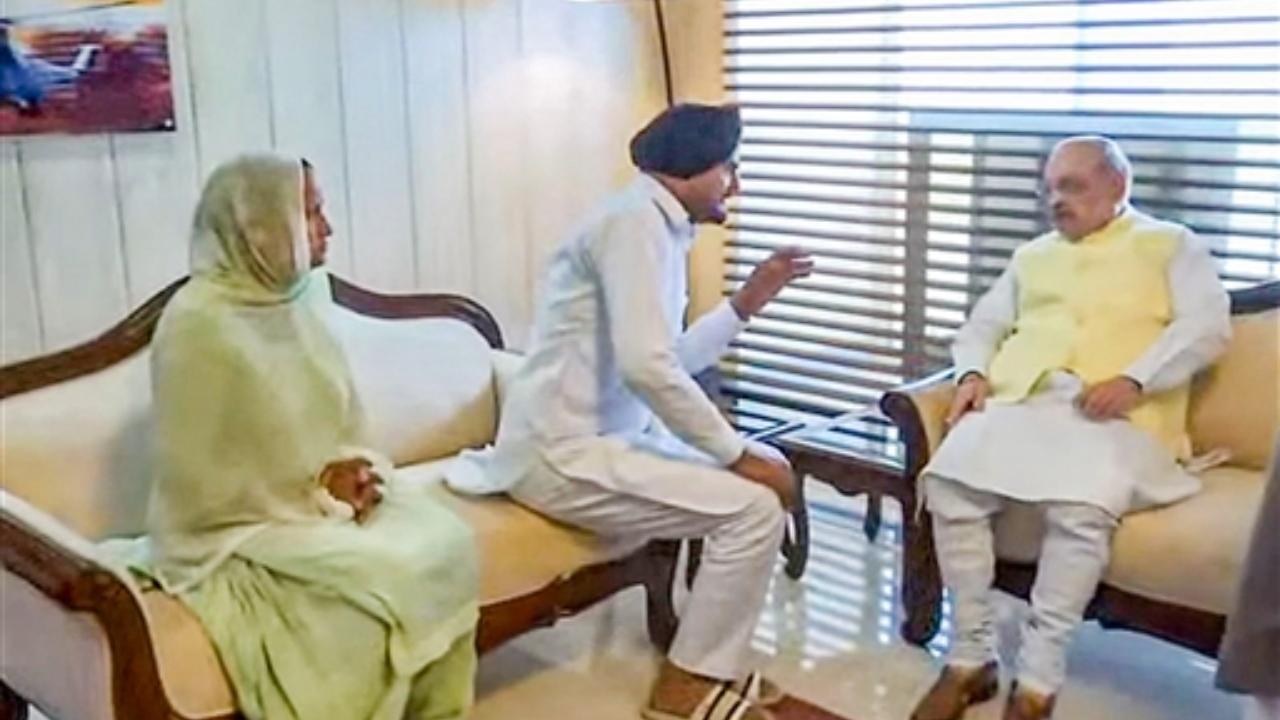 Sidhu Moose Wala killing: Amit Shah meets Punjabi singer's family