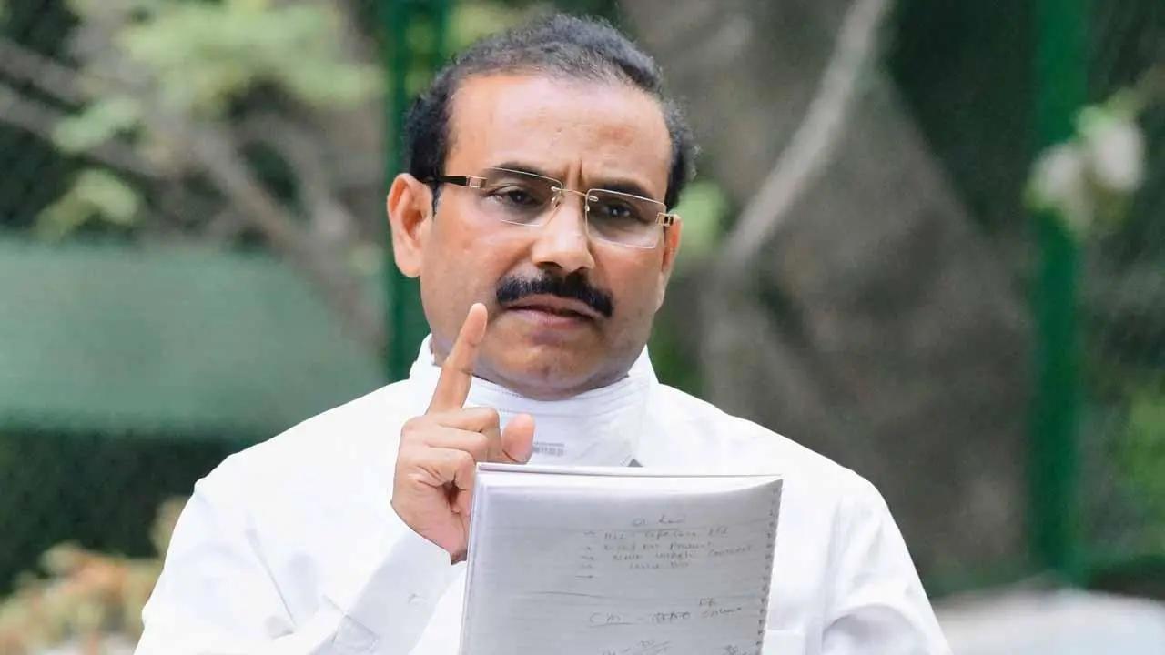 <p><strong>Covid-19: Masks not mandatory in Maharashtra, clarifies state health minister Rajesh Tope</strong></p>
<p>Amid uncertainty over the use of masks in public places, the Maharashtra health minister has clarified that masks aren`t mandatory in the state yet.&nbsp;Earlier, in a letter to collectors, municipal corporations and chief executive officers, Additional Chief Secretary (Health) Pradeep Vyas said all districts should ensure the proportion of RT-PCR tests was at least 60 per cent. In view of rising cases, it said people should be advised to wear masks in closed public spaces like trains, buses, cinemas, auditoriums, offices, hospitals, colleges, and schools.</p>