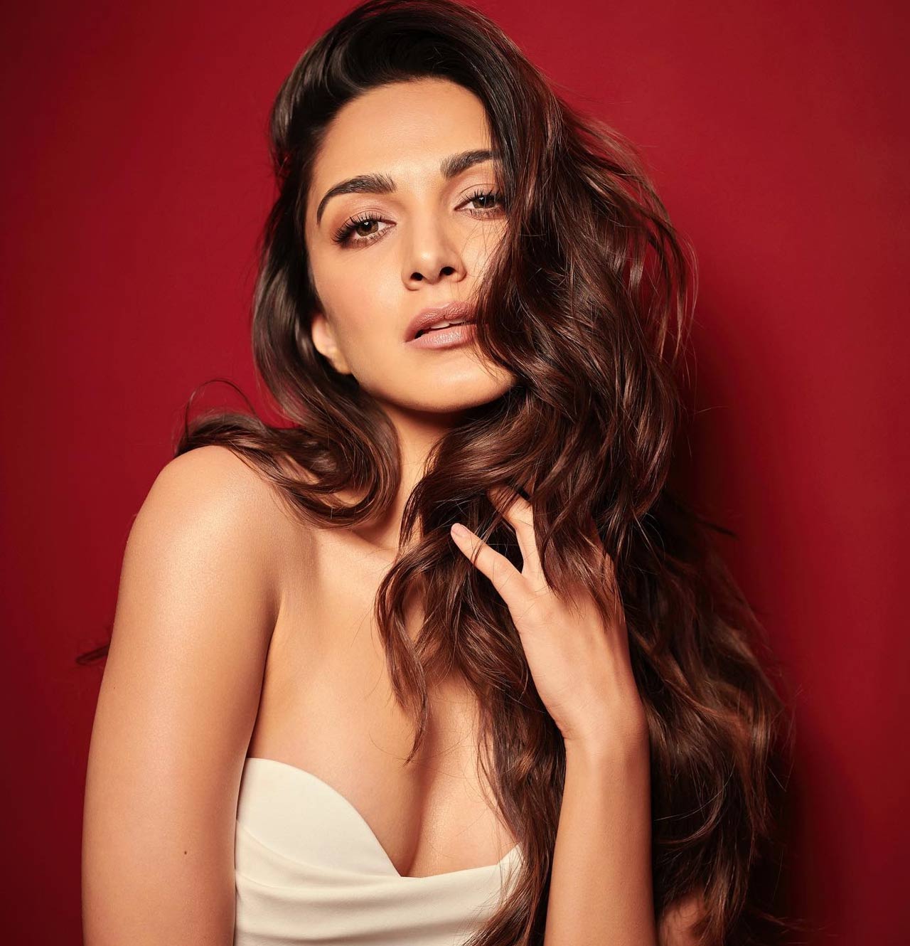 Bollywood actor Kiara Advani posted a couple of pictures on her social media where she looks stunning in a white dress. On Wednesday, the 'Bhool Bhulaiyaa 2' actor took to her Instagram handle and dropped a series of posts where she looks jaw-droppingly gorgeous