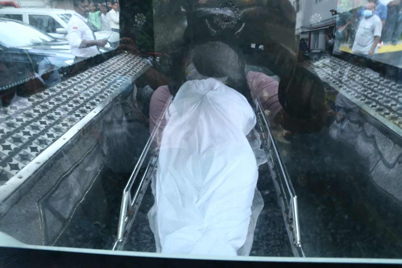 The family of the singer arrived in Kolkata today. The mortal remains of the singer have been kept at SSKM hospital where the postmortem will be done. The mortal remains of KK will be handed over to the family after the postmortem. A probe into the matter is underway. Investigators are waiting for the preliminary report of the postmortem.