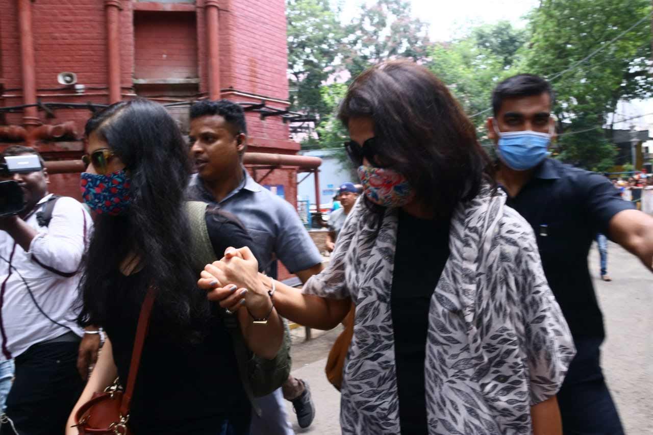 Hours before his demise, the legendary singer performed at the Nazrul Mancha auditorium till 8.30 p.m. Suddenly, he fell ill and was brought to the CMRI hospital in Kolkata, where he was declared dead.